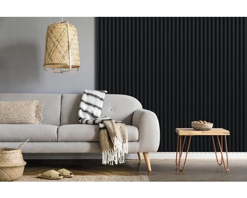 Vardagsrum med soffa, sidobord och väggpaneler