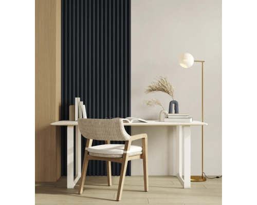 Ljus arbetsplats med skrivbord, stol och golvlampa