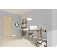 Ljust arbetsrum med skrivbord, stol, lampa och dörr
