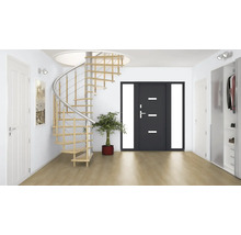 Ljus hall med spiraltrappa, ytterdörr och garderob.