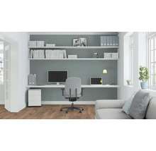 Arbetsrum med skrivbord, kontorsstol, hyllor och soffa för en organiserad arbetsplats
