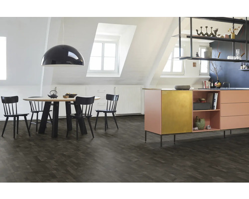 Matsal med trägolv i fiskbensmönster, matbord, stolar och pentry