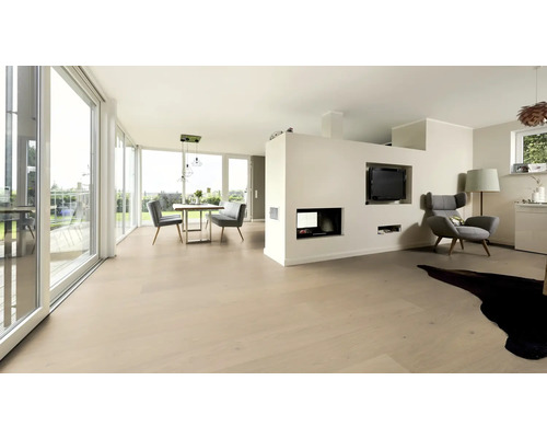 Ljust vardagsrum med trägolv, matbord och stolar