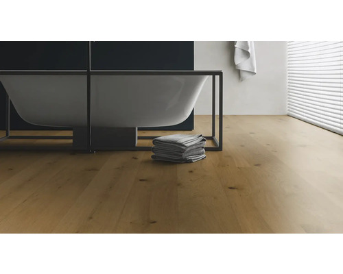 Badrum med badkar och trägolv