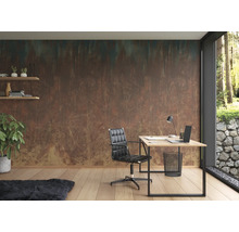 Ljust arbetsrum med skrivbord, kontorsstol och dekorativ väggtapet