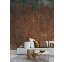 Vardagsrum med mönstrad tapet, vit soffa, träpall och bord