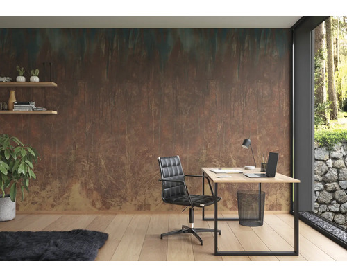 Arbetsrum med skrivbord, kontorsstol, hyllor och väggbeklädnad