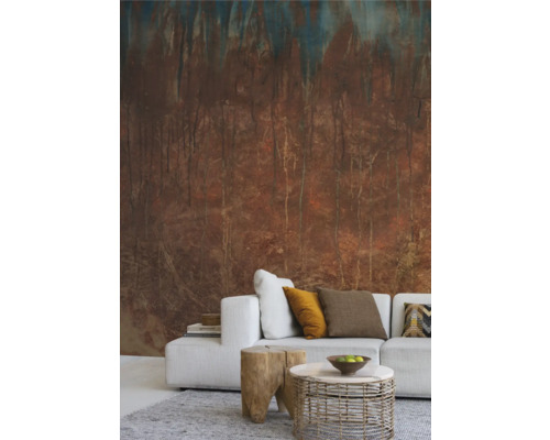 Vardagsrum med mönstrad tapet, soffa, soffbord och matta