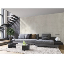 Vardagsrum med soffa, trappa och dekorationer för en modern inredningsdesign