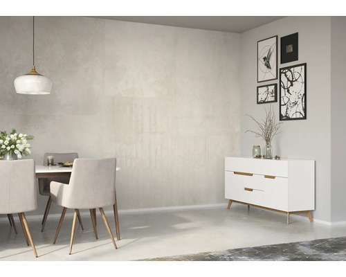 Ljust matrum med matbord, stolar och byrå mot en diskret vägg