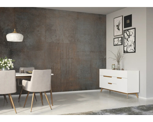 Matsal med matbord, stolar och byrå framför en vägg med plattor i stenlook