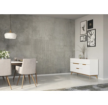 Modern matsal med matbord, stolar, skänk och väggplattor i betonglook.