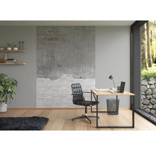 Ljust arbetsrum med skrivbord, kontorsstol och dekorativ väggdesign