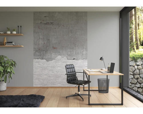 Ljust arbetsrum med skrivbord, kontorsstol och dekorativ väggdesign