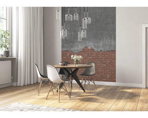 Matsal med matbord, stolar och tapet med tegelväggsmotiv.