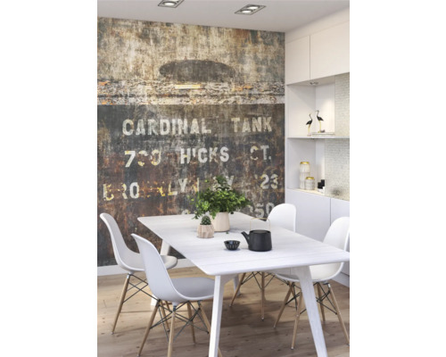 Ljus matplats med matbord, stolar och väggmålning