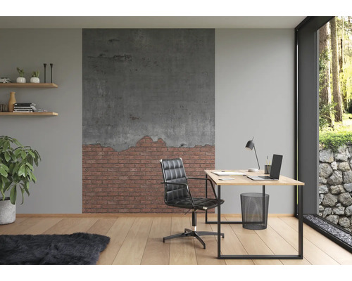 Arbetsrum med skrivbord, kontorsstol och väggtapet med betong- och tegelmönster