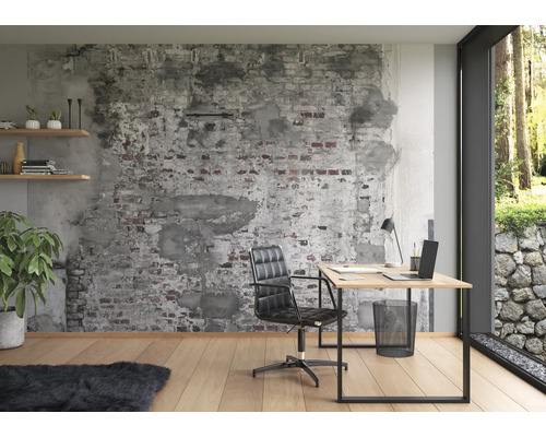 Kontor med skrivbord, kontorsstol, växt och dekorativ tegelväggstapet