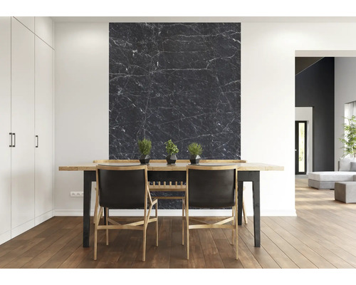 Matsal med matbord, stolar och väggpanel i marmorlook