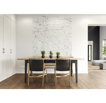 Matplats med matbord, stolar och väggdekoration i marmorstil