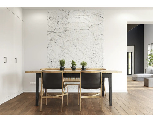 Matplats med matbord, stolar och väggdekoration i marmorstil