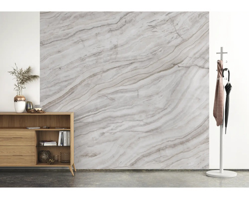 Dekorativa väggpaneler i marmor i ett ljust rum med byrå och klädhängare