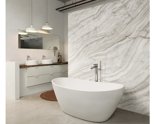 Badrum med fristående badkar, tvättställ med två handfat och spegel