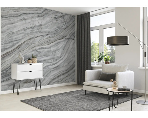 Vardagsrum med marmortapet, fåtölj, matta och byrå