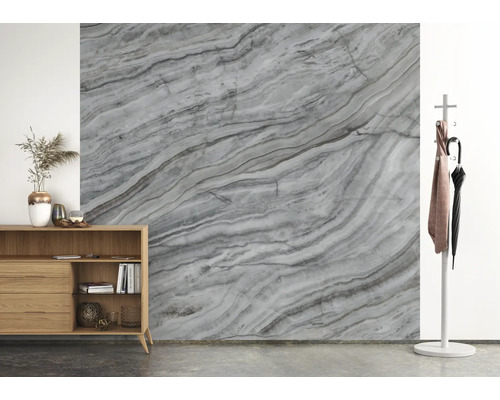 Vardagsrum med mönstrad tapet i marmorlook, byrå och klädhängare