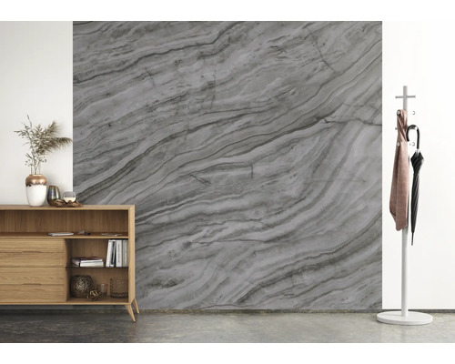 Miljö med en byrå, en klädhängare och en väggpanel med marmorstruktur