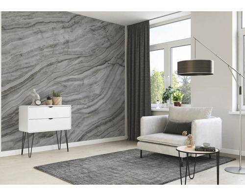 Vardagsrum med marmortapet, fåtölj och byrå