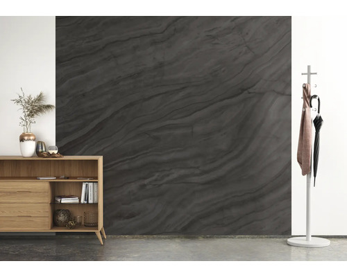 Vardagsrum med träskänk, klädhängare och väggpanel i stenimitation