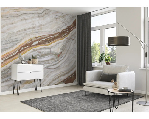 Vardagsrum med marmortapet, fåtölj, matta och byrå