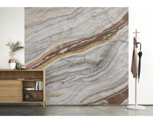 Vardagsrum med byrå, klädhängare och väggpanel i marmorlook