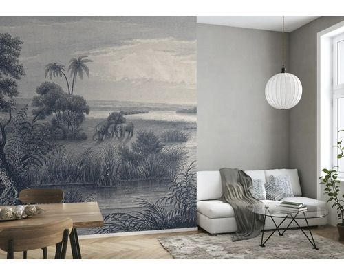 Vardagsrum med tapet med elefantmotiv, soffa, bord och lampa