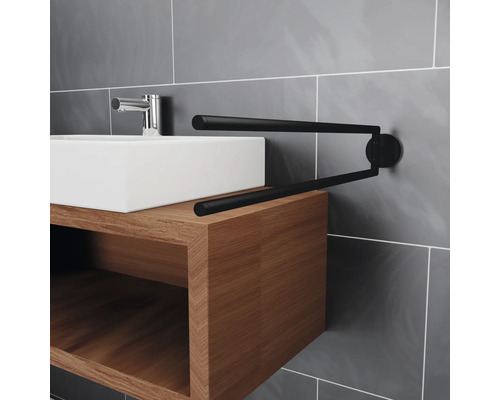 Tvättställ med underskåp och svängbar handdukshållare i badrummet