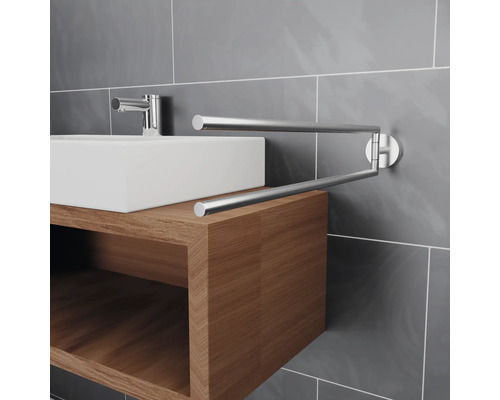 Tvättställ med svängbar handdukshållare på kakelvägg