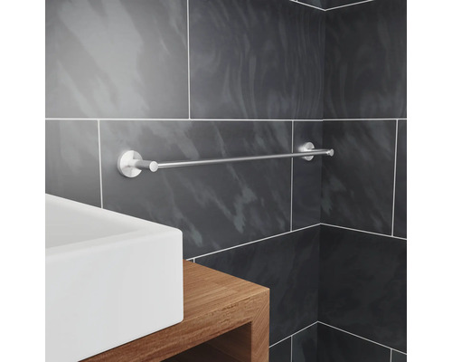 Handdukshållare i metall monterad i badrummet ovanför handfatet