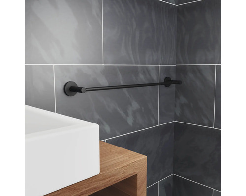 Svart väggmonterad handdukshängare i badrummet