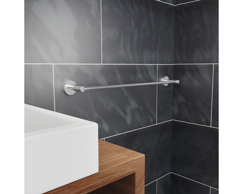 Handdukshållare i metall i badrum med handfat