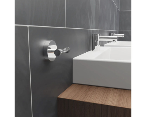 Badrum med handfat, armaturer och klädkrok