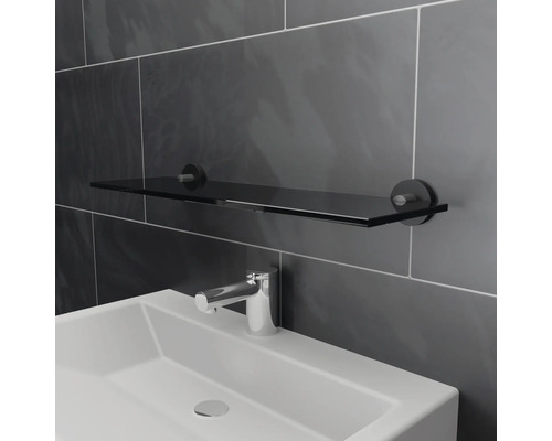 Tvättställ med glashylla och armatur i badrummet.