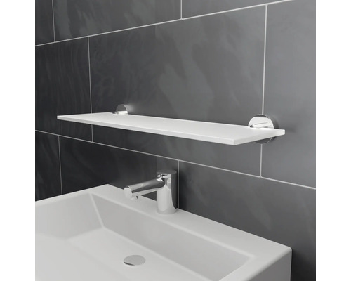 Tvättställ med hylla i badrum