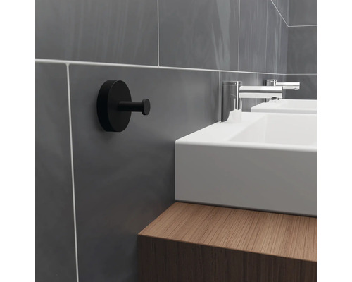 Badrumsscen med handfat, armaturer och svart krok