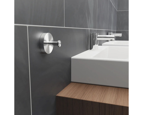 Badrum med handdukskrok och handfat