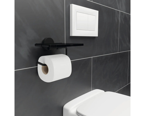 Toalettpappershållare med hylla i badrummet.