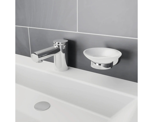 Tvättställsblandare och tvålkopp i badrum