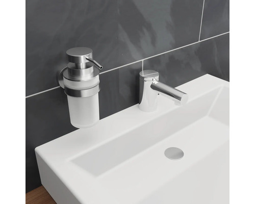 Tvättställ med blandare och tvålpump i badrummet