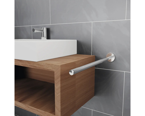 Badrum handfat med handdukshållare på väggen