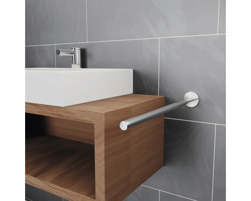 Badrumshandfat med tvättställsskåp och handdukshållare